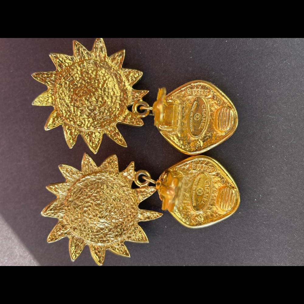 Chanel vintage gold plated faux pearl clip on earrings - Picture 5 of 6
